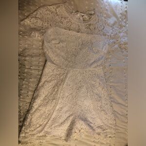 Francesca’s jumpsuit in white color and medium-large size. Perfect for this time